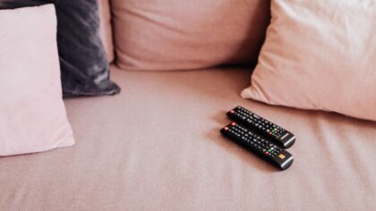 Comfort cinema at home: how to build a reliable “feel-good” streaming list for any mood