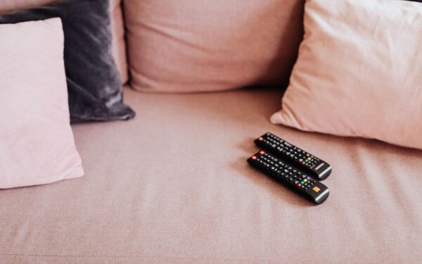 Comfort cinema at home: how to build a reliable “feel-good” streaming list for any mood
