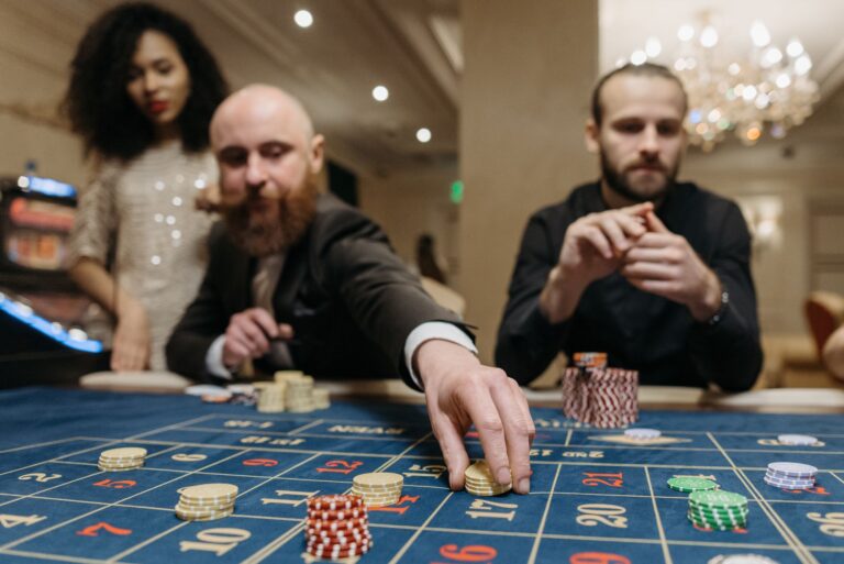 Casino roulette table