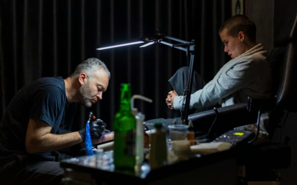 How movie makeup tricks your brain: practical examples that make watching more fun