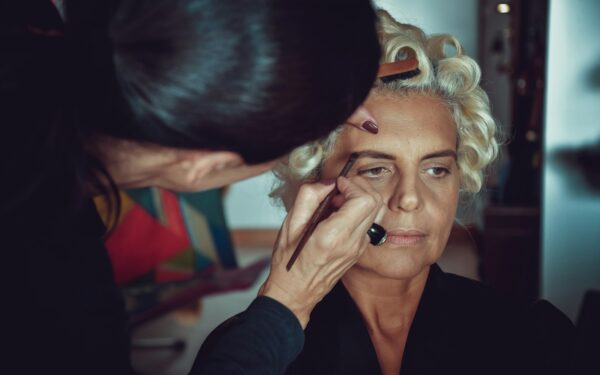 How movie makeup tricks your brain: practical facts that make every scene more fun to watch